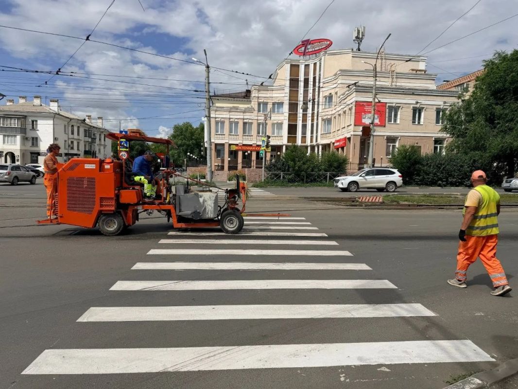 На улицах Орска обновляют дорожную разметку