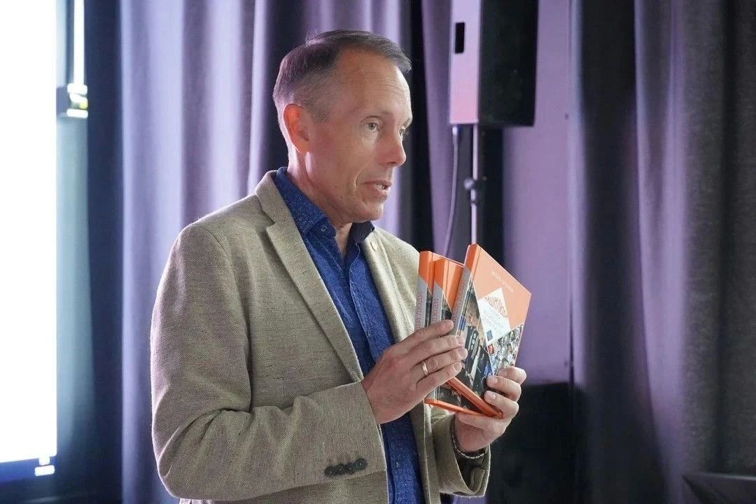 Школьные и городские библиотеки Бузулука и Бугуруслана получили книги от фонда «Евразия» Школьные и городские библиотеки Бузулука и Бугуруслана получили книги от фонда «Евразия»