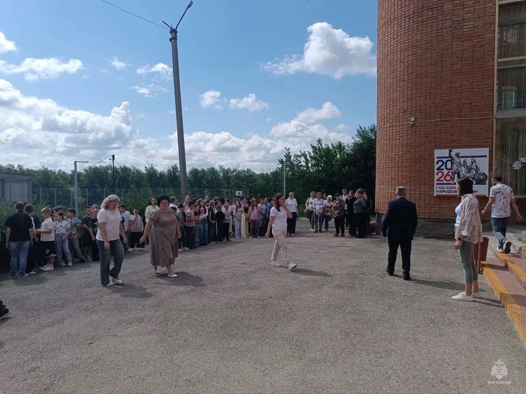 Урок безопасности: учебная эвакуация и инструктаж от МЧС России Урок безопасности: учебная эвакуация и инструктаж от МЧС России