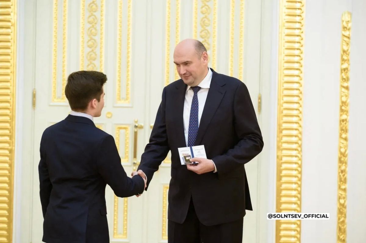 Евгений Солнцев: Сегодня вручил памятный знак «Золотая молодёжь Оренбуржья» молодым лидерам региона Евгений Солнцев: Сегодня вручил памятный знак «Золотая молодёжь Оренбуржья» молодым лидерам региона