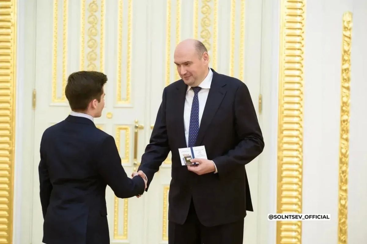 Евгений Солнцев вручил памятный знак «Золотая молодёжь Оренбуржья»