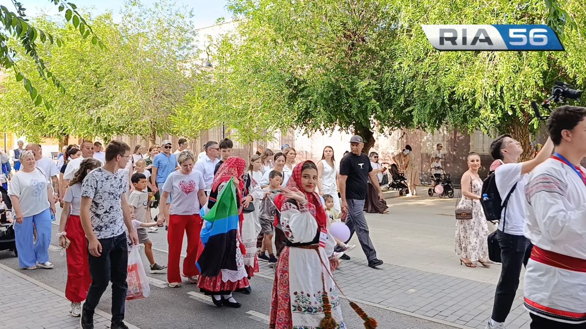 Прямо сейчас в Оренбурге проходит масштабный Парад семей Прямо сейчас в Оренбурге проходит масштабный Парад семей