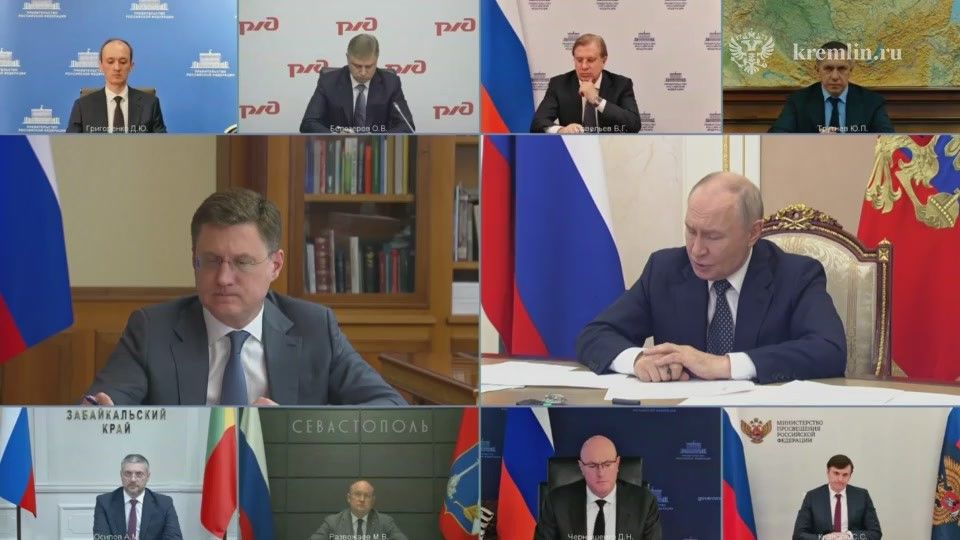 Владимир Путин на совещании с членами Правительства прокомментировал ситуацию с топливом