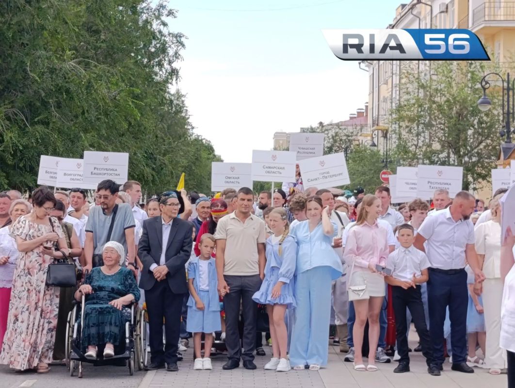 Прямо сейчас в Оренбурге проходит масштабный Парад семей Прямо сейчас в Оренбурге проходит масштабный Парад семей