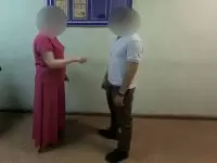 В Оренбурге полицейские задержали женщину, ударившую ножом соседа во время примирения
