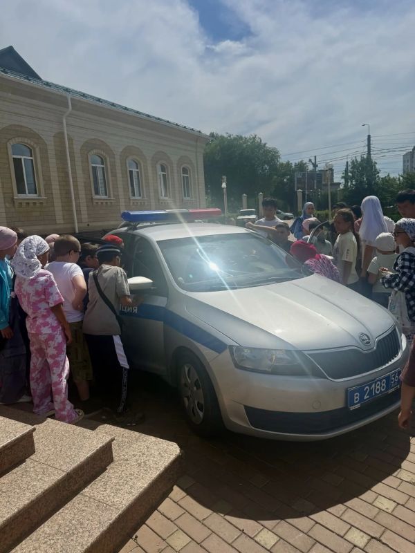 В Оренбурге сотрудники ГИБДД провели занимательную беседу-викторину для детей, посещающих летние курсы при центральной мечети В Оренбурге сотрудники ГИБДД провели занимательную беседу-викторину для детей, посещающих летние курсы при центральной мечети