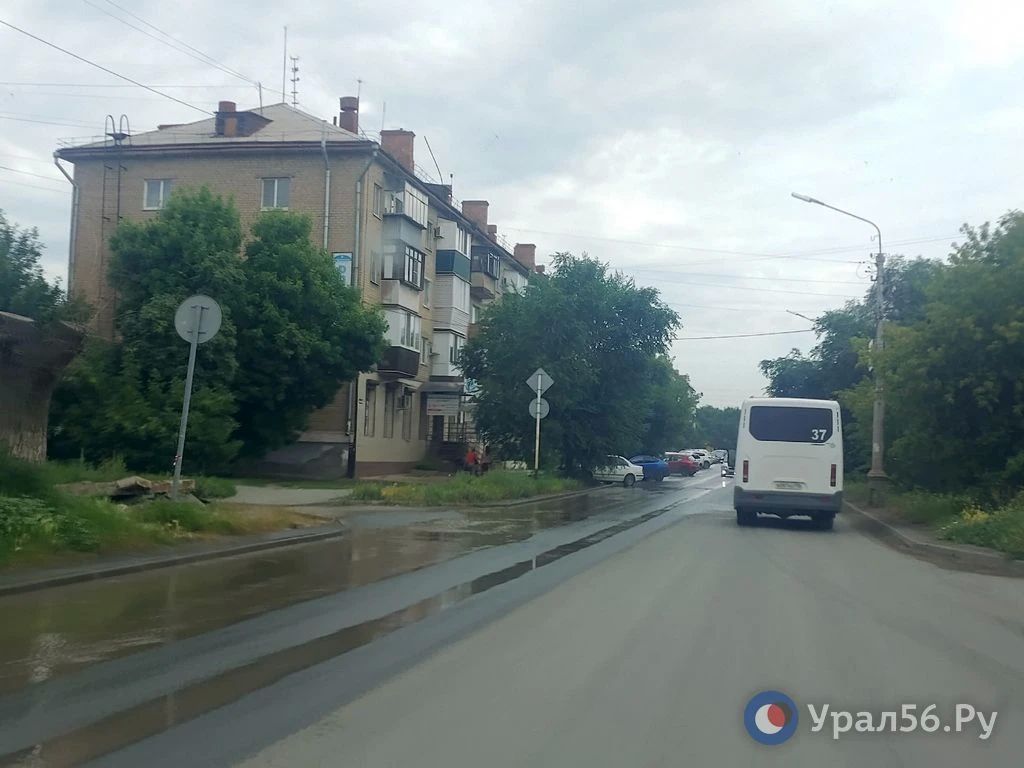 В Орске сегодня затопило ул. Станиславского, однако причиной стал не традиционный прорыв водовода В Орске сегодня затопило ул. Станиславского, однако причиной стал не традиционный прорыв водовода