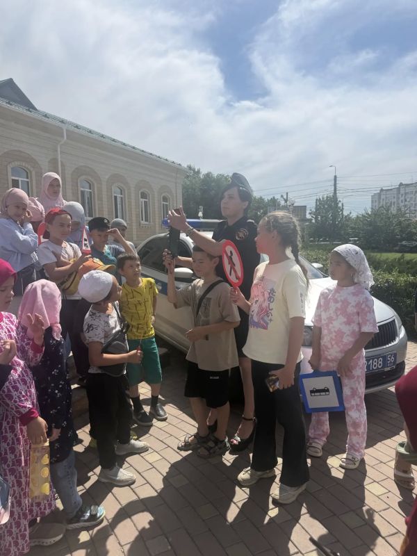 В Оренбурге сотрудники ГИБДД провели занимательную беседу-викторину для детей, посещающих летние курсы при центральной мечети В Оренбурге сотрудники ГИБДД провели занимательную беседу-викторину для детей, посещающих летние курсы при центральной мечети