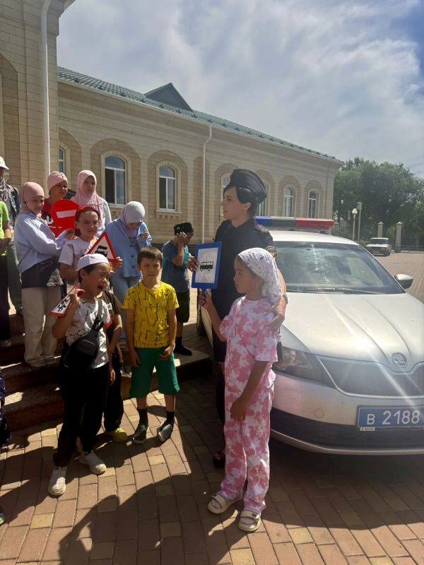 В Оренбурге сотрудники ГИБДД провели занимательную беседу-викторину для детей, посещающих летние курсы при центральной мечети В Оренбурге сотрудники ГИБДД провели занимательную беседу-викторину для детей, посещающих летние курсы при центральной мечети