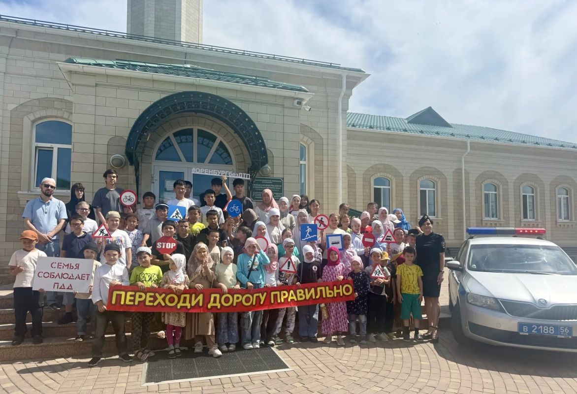 В Оренбурге сотрудники ГИБДД провели занимательную беседу-викторину для детей, посещающих летние курсы при центральной мечети