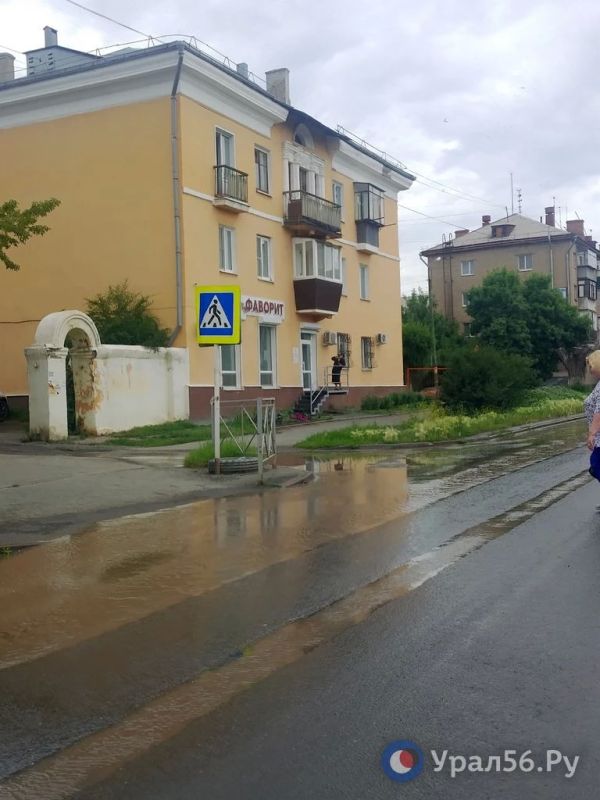 В Орске сегодня затопило ул. Станиславского, однако причиной стал не традиционный прорыв водовода