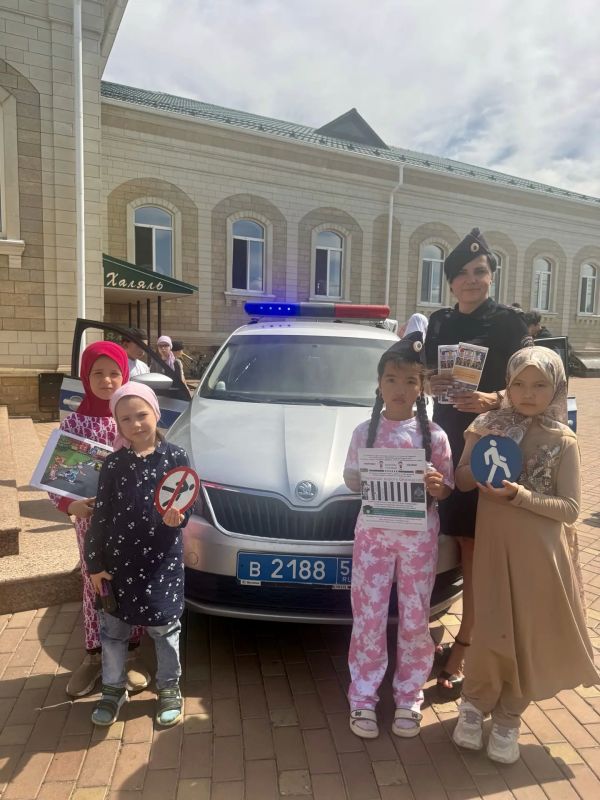 В Оренбурге сотрудники ГИБДД провели занимательную беседу-викторину для детей, посещающих летние курсы при центральной мечети В Оренбурге сотрудники ГИБДД провели занимательную беседу-викторину для детей, посещающих летние курсы при центральной мечети