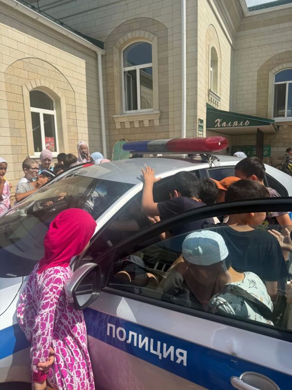 В Оренбурге сотрудники ГИБДД провели занимательную беседу-викторину для детей, посещающих летние курсы при центральной мечети Сотрудники Оренбургской Госавтоинспекции провели увлекательную беседу-викторину для ребят... В Оренбурге сотрудники ГИБДД провели занимательную беседу-викторину для детей, посещающих летние курсы при центральной мечети Сотрудники Оренбургской Госавтоинспекции провели увлекательную беседу-викторину для ребят...