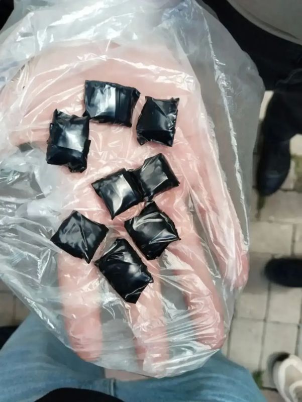 Полицейские Оренбурга изъяли крупную партию наркотиков у двух закладчиков Полицейские Оренбурга изъяли крупную партию наркотиков у двух закладчиков