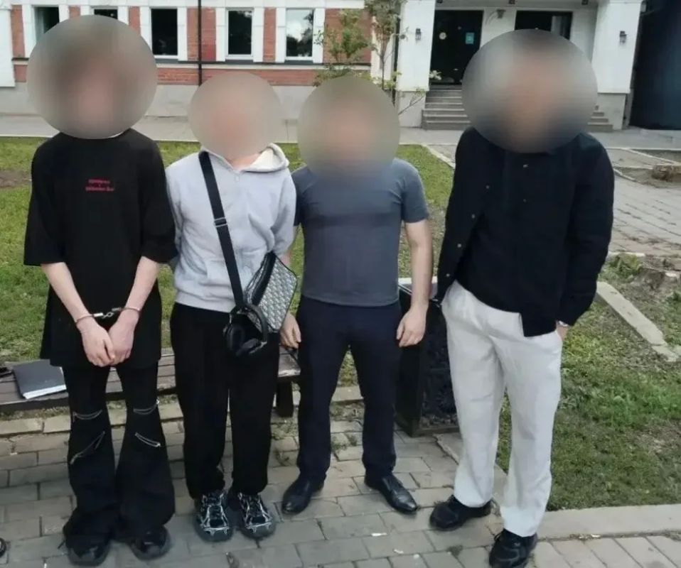 Полицейские Оренбурга изъяли крупную партию наркотиков у двух закладчиков Полицейские Оренбурга изъяли крупную партию наркотиков у двух закладчиков