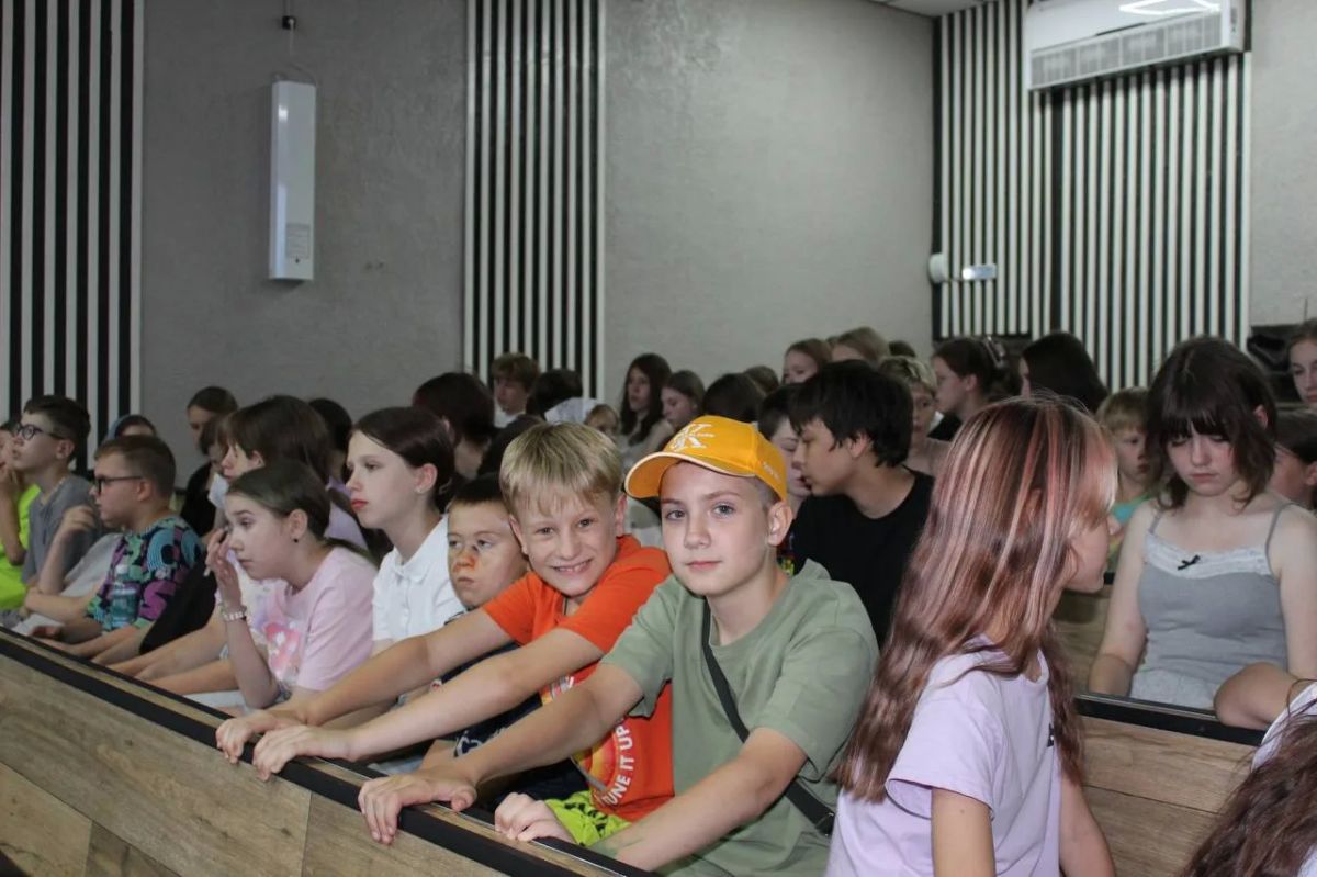 В Оренбурге сотрудники полиции и член Общественного совета провели встречу с детьми в лагере В Оренбурге сотрудники полиции и член Общественного совета провели встречу с детьми в лагере