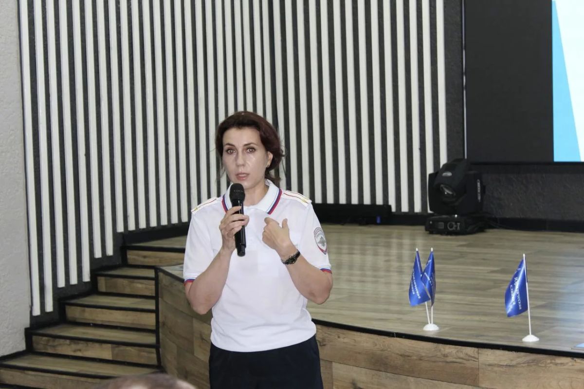 В Оренбурге сотрудники полиции и член Общественного совета провели встречу с детьми в лагере В Оренбурге сотрудники полиции и член Общественного совета провели встречу с детьми в лагере