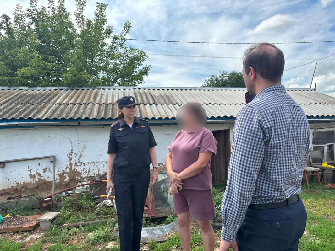 Полицейские Оренбурга с членом Общественного совета провели правовые консультации для семей в рамках Всероссийской недели правовой помощи Сотрудники МУ МВД России «Оренбургское» организовали серию встреч с местными... Полицейские Оренбурга с членом Общественного совета провели правовые консультации для семей в рамках Всероссийской недели правовой помощи Сотрудники МУ МВД России «Оренбургское» организовали серию встреч с местными...