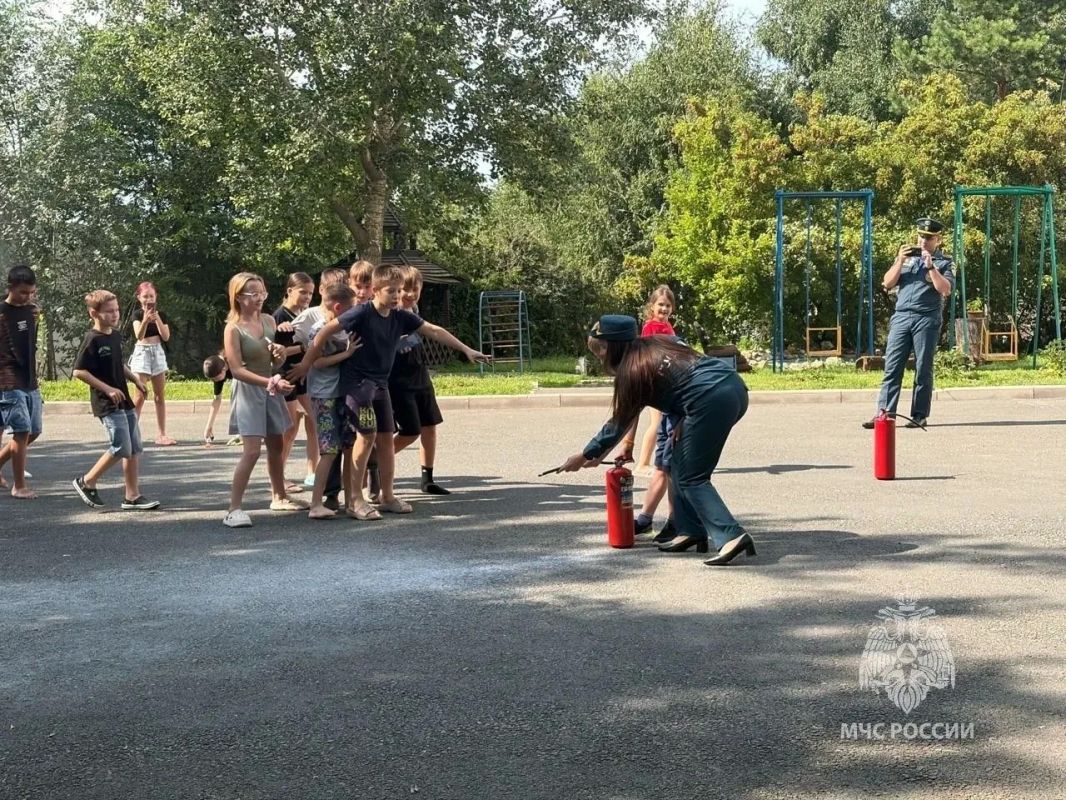 Безопасный отдых: сотрудники МЧС России провели занятие в лагере Безопасный отдых: сотрудники МЧС России провели занятие в лагере