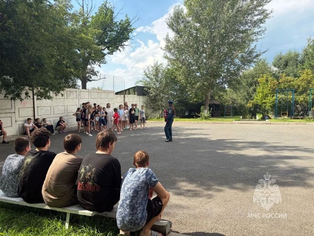 Безопасный отдых: сотрудники МЧС России провели занятие в лагере Безопасный отдых: сотрудники МЧС России провели занятие в лагере