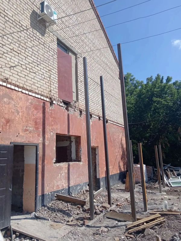 В оренбургских селах продолжается ремонт школ В оренбургских селах продолжается ремонт школ