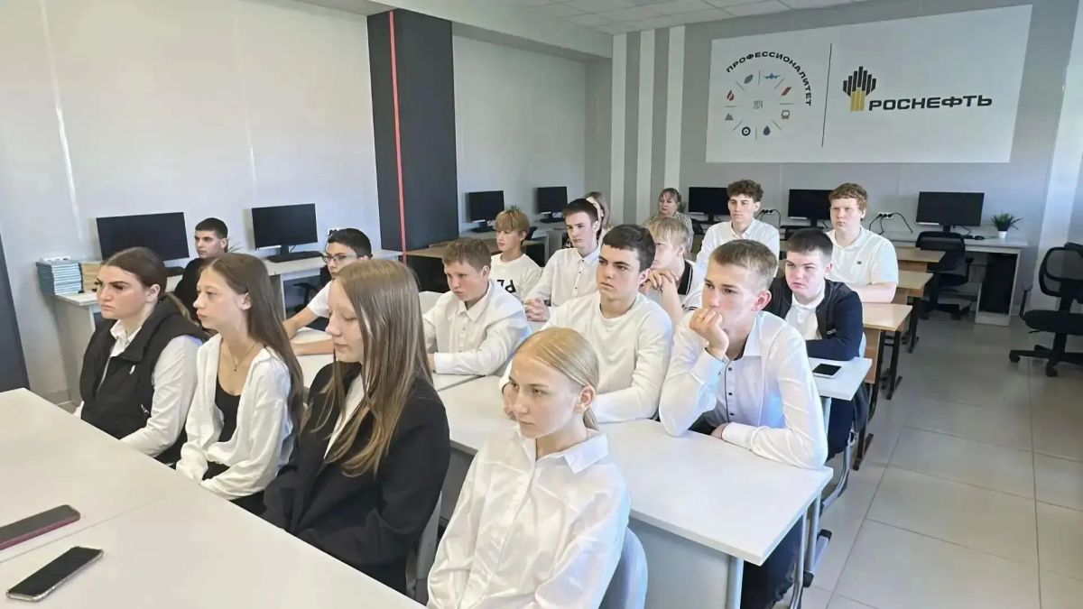 «Назад в будущее»: выпускники колледжей Оренбуржья помогают школьникам выбрать профессию «Назад в будущее»: выпускники колледжей Оренбуржья помогают школьникам выбрать профессию