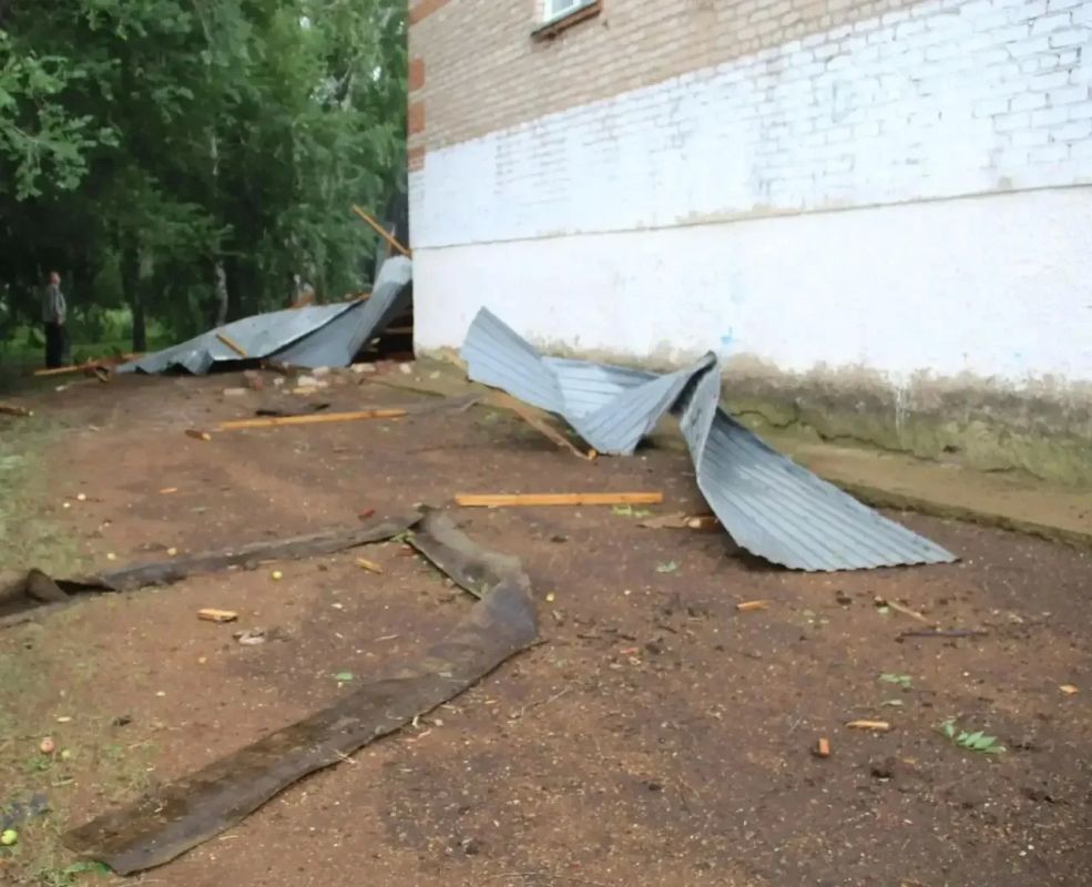 В Бузулукском районе устраняют последствия ночного урагана В Бузулукском районе устраняют последствия ночного урагана