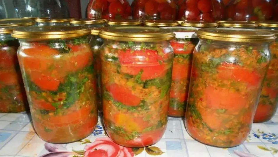 Пикантные помидоры в банке: как заготовить вкусный деликатес на зиму