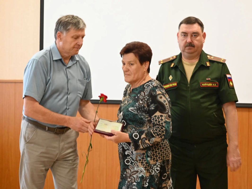 В Бугурусланском районе вручили госнаграды участникам СВО и семьям погибших бойцов В Бугурусланском районе вручили госнаграды участникам СВО и семьям погибших бойцов