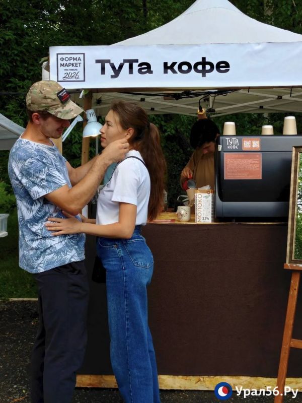 Разноцветные флажки, тень старых деревьев, фонтанчик, который наконец-то снова работает, неспешные прогулки и сотни случайных встреч Разноцветные флажки, тень старых деревьев, фонтанчик, который наконец-то снова работает, неспешные прогулки и сотни случайных встреч