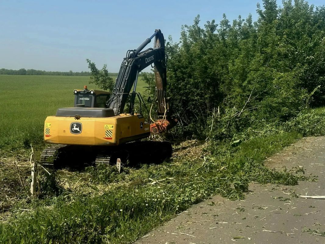 Дорожники приводят в порядок трассу Орск – граница Республики Башкортостан Дорожники приводят в порядок трассу Орск – граница Республики Башкортостан