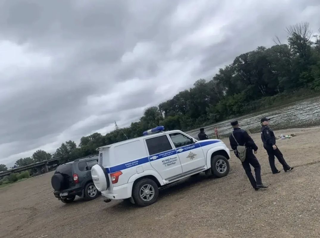 Полицейские регулярно проверяют пляжи и места отдыха у воды Полицейские регулярно проверяют пляжи и места отдыха у воды