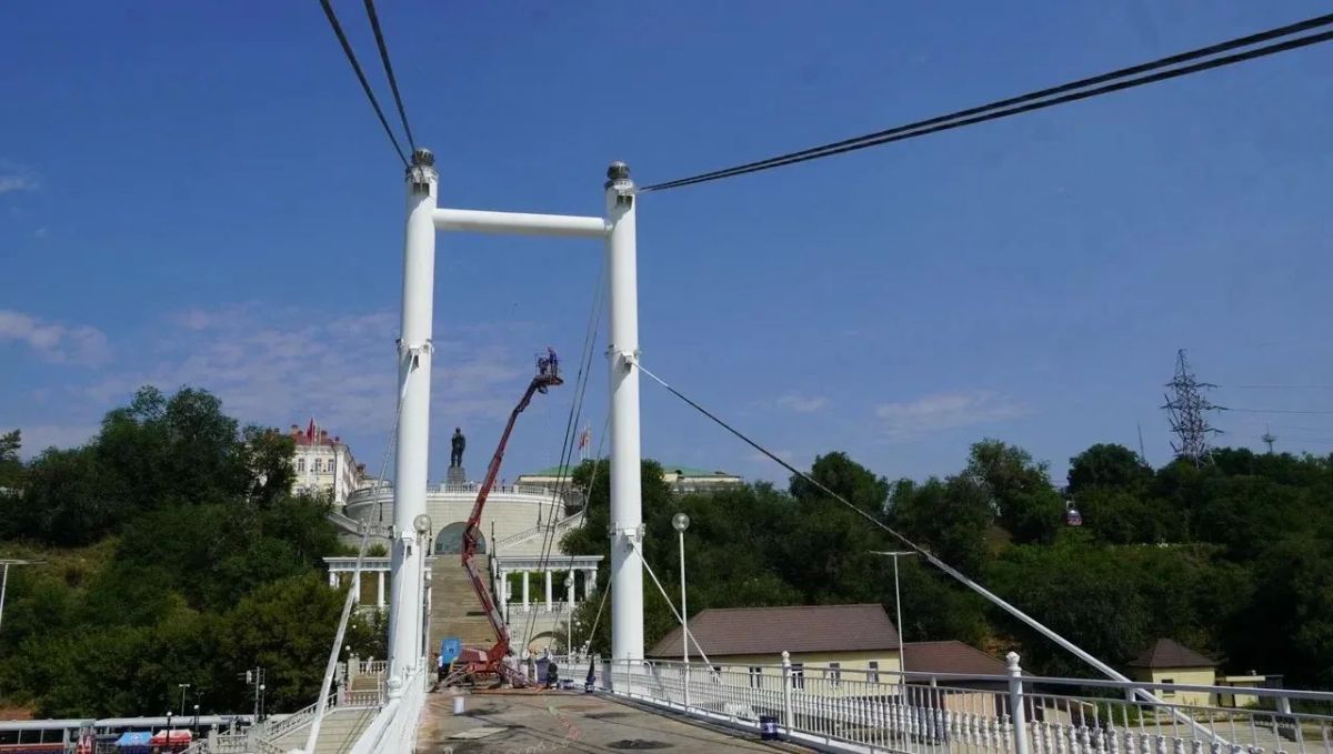 В Оренбурге продолжается ремонт вантового пешеходного моста через Урал В Оренбурге продолжается ремонт вантового пешеходного моста через Урал
