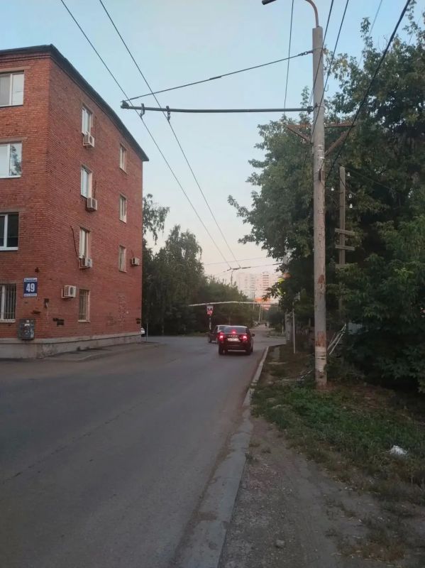 В Оренбурге новые дорожные знаки «спрятались» за деревьями В Оренбурге новые дорожные знаки «спрятались» за деревьями