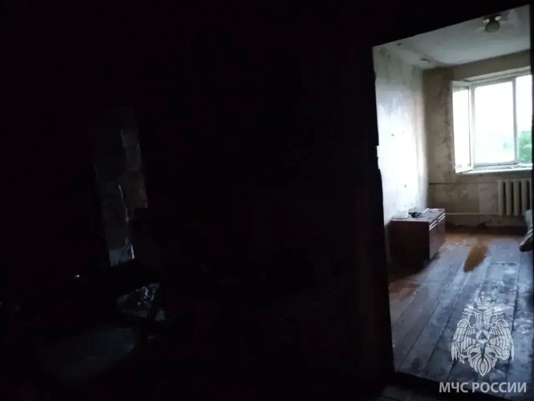В Бузулуке пожарные спасли 10 человек при пожаре в общежитии В Бузулуке пожарные спасли 10 человек при пожаре в общежитии