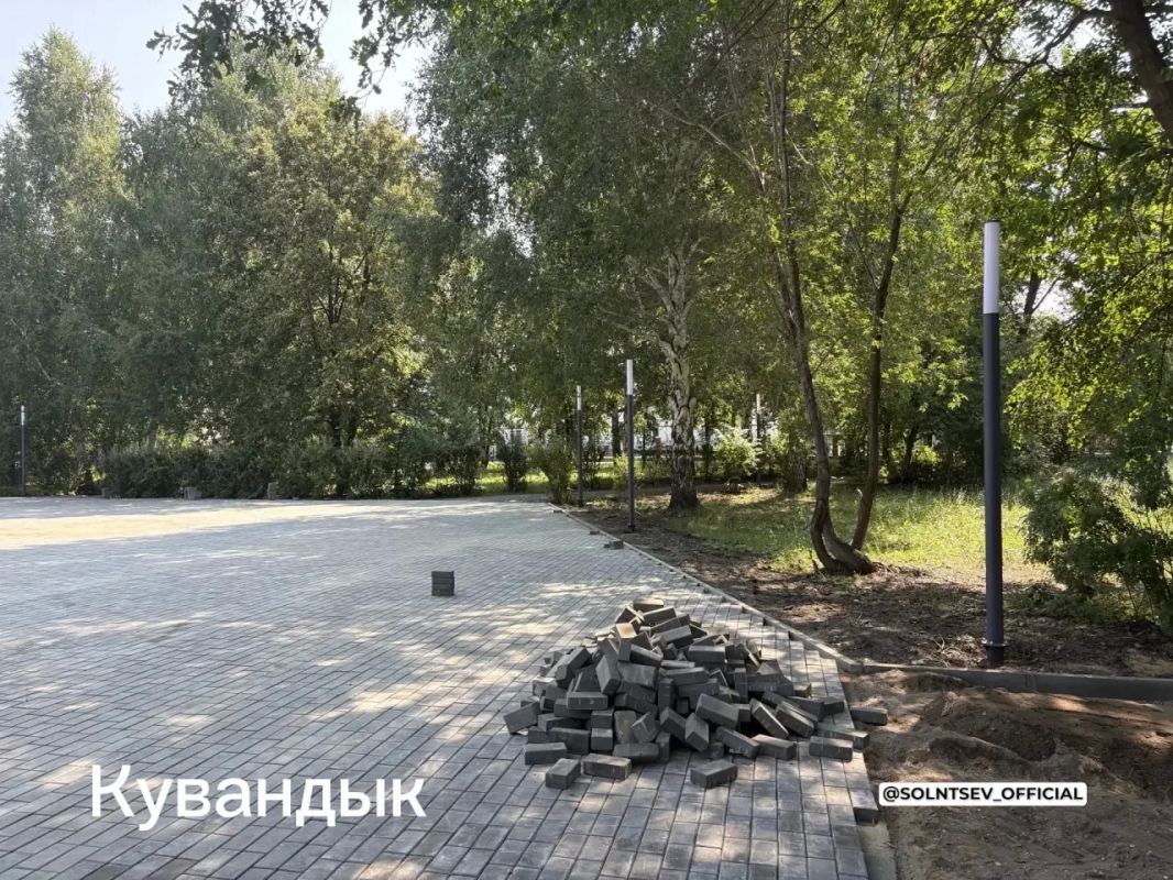 Евгений Солнцев: Степень готовности сквера у ДК «Криолит» в Кувандыке – 80 %