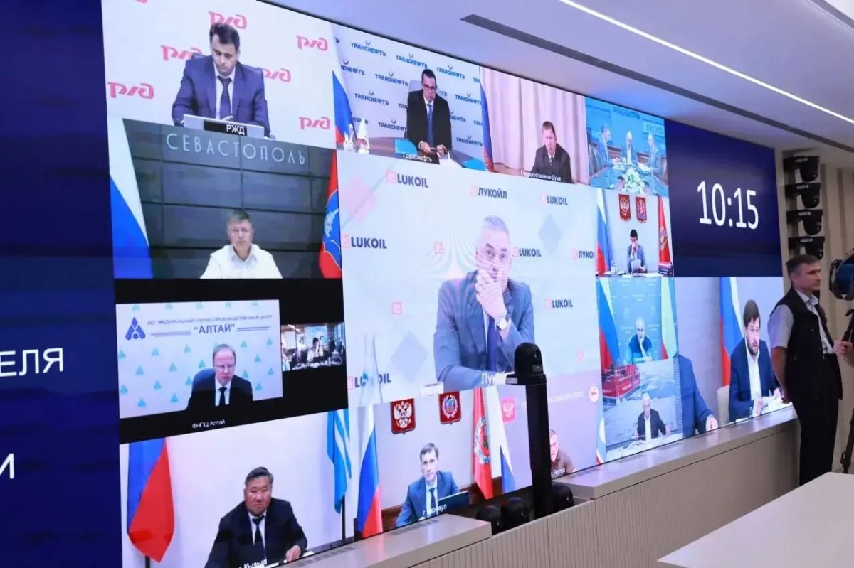 Александр Новак провел совещание по ситуации на топливном рынке. Главное: Александр Новак провел совещание по ситуации на топливном рынке. Главное: