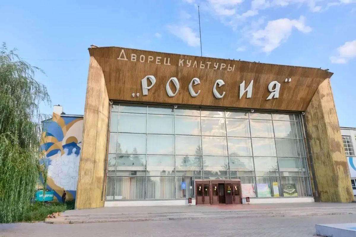 На фасаде ДК «Россия» в Оренбурге создают масштабный мурал «Хоровод народов» На фасаде ДК «Россия» в Оренбурге создают масштабный мурал «Хоровод народов»