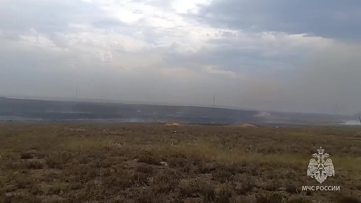 Борьба с ландшафтным пожаром в Домбаровском районе и Ясненском муниципальном округе продолжается