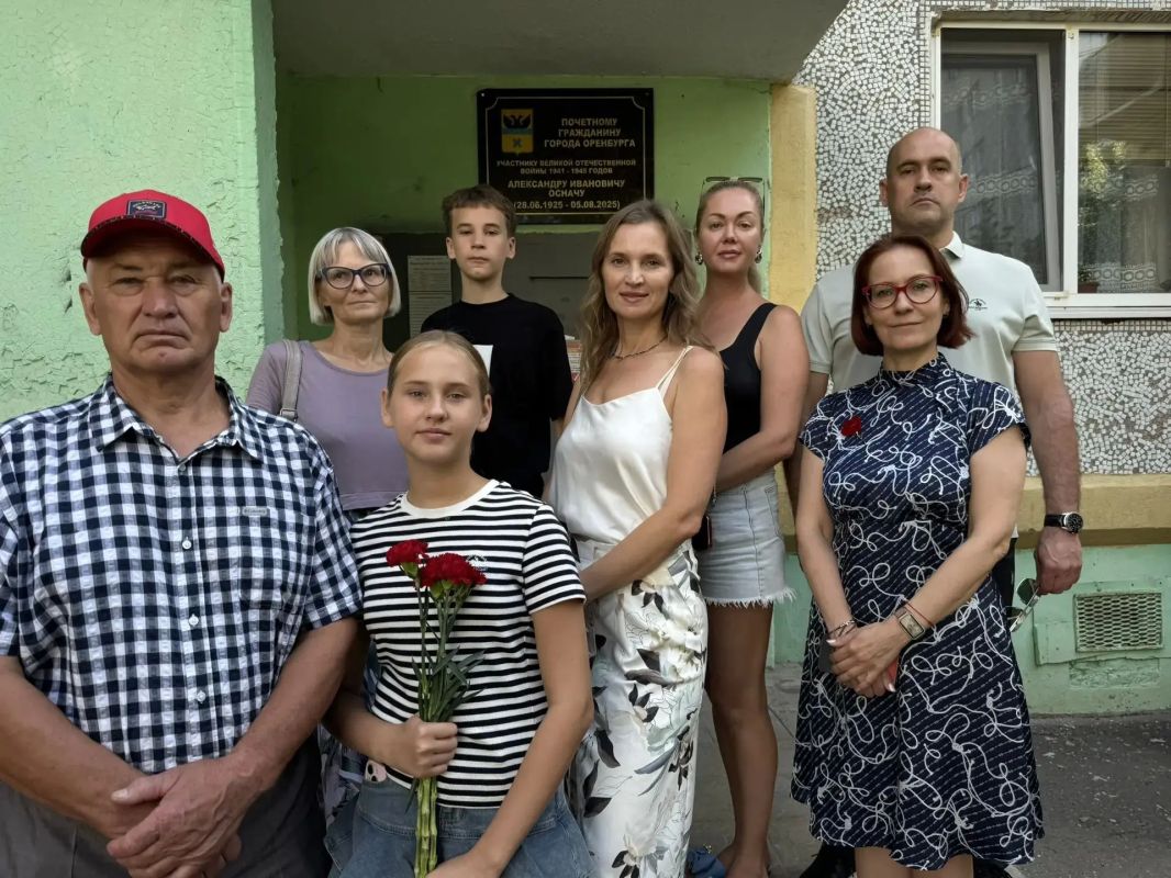 Чтобы помнили: в Оренбурге открыли памятный знак Почетному гражданину города Александру Ивановичу Осначу Чтобы помнили: в Оренбурге открыли памятный знак Почетному гражданину города Александру Ивановичу Осначу