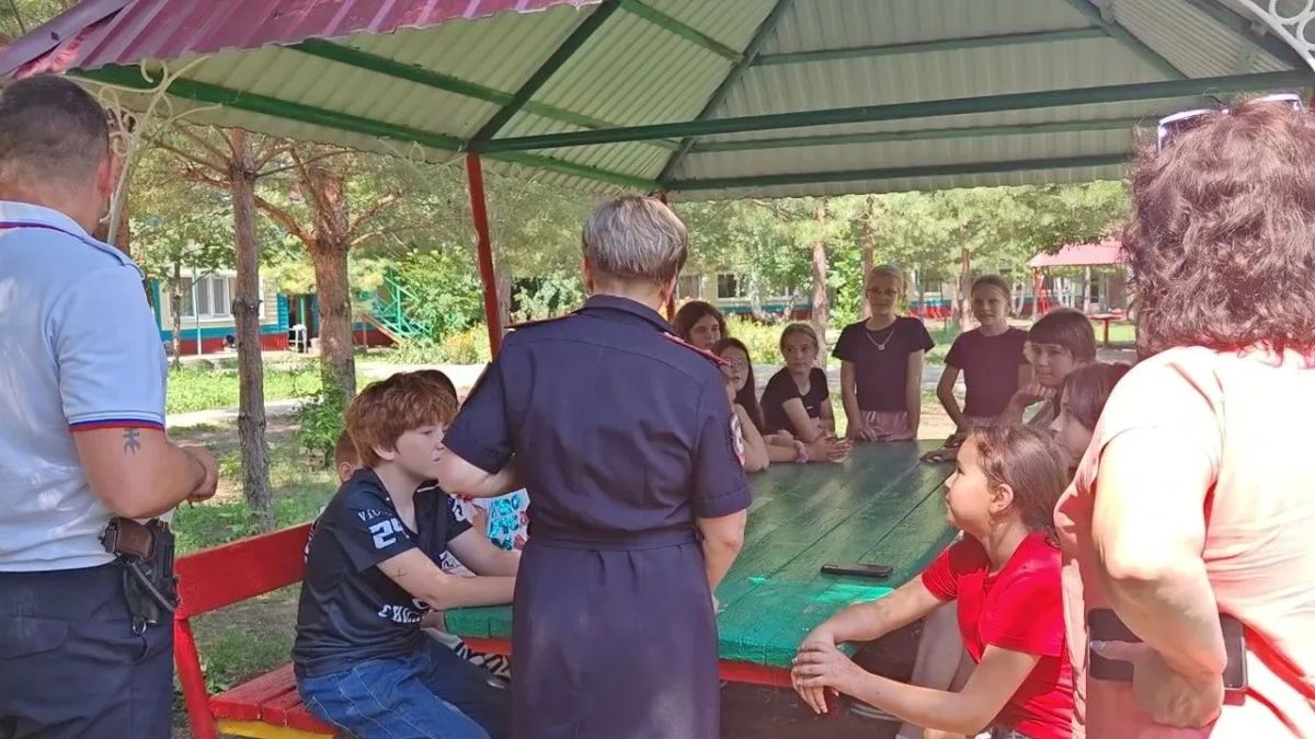 Полицейские Саракташа приняли участие в акциях «Каникулы с общественным советом» и «Безопасность детства» Полицейские Саракташа приняли участие в акциях «Каникулы с общественным советом» и «Безопасность детства»