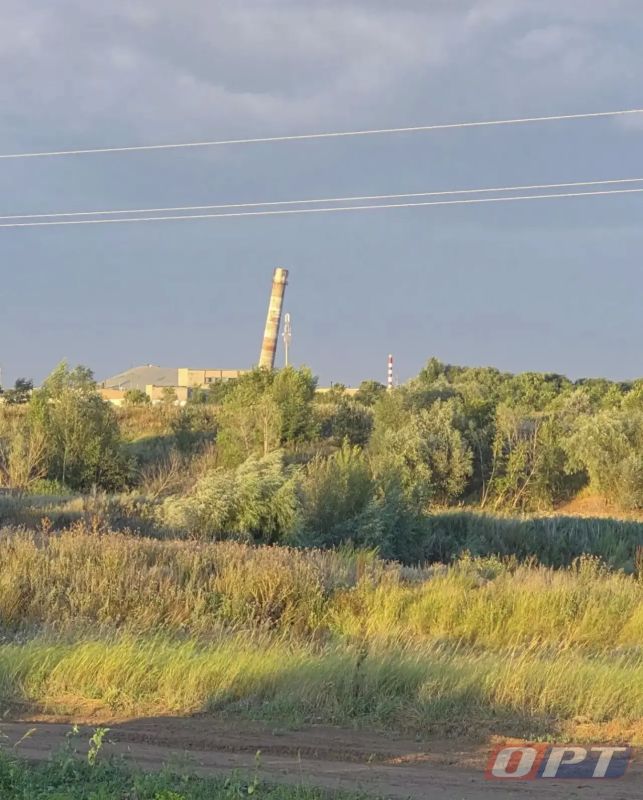 Подписчики ОРТ сообщают, по дороге из Татарской Каргалы в Оренбург запечатлели аварийный крен башни на птицефабрике в Сакмарском районе: