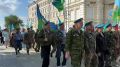 Голубые береты снова в строю: Ветераны ВДВ торжественно маршируют по улице Советской под звуки барабанов и духовых