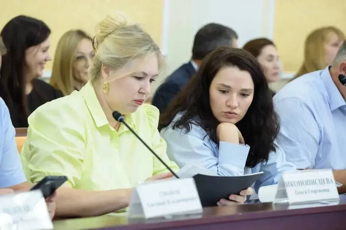 Также на заседании регионального архитектурно-градостроительного совета под председательством губернатора Евгения Солнцева эксперты вынесли вердикты по двум резонансным объектам высотного строительства Также на заседании регионального архитектурно-градостроительного совета под председательством губернатора Евгения Солнцева эксперты вынесли вердикты по двум резонансным объектам высотного строительства