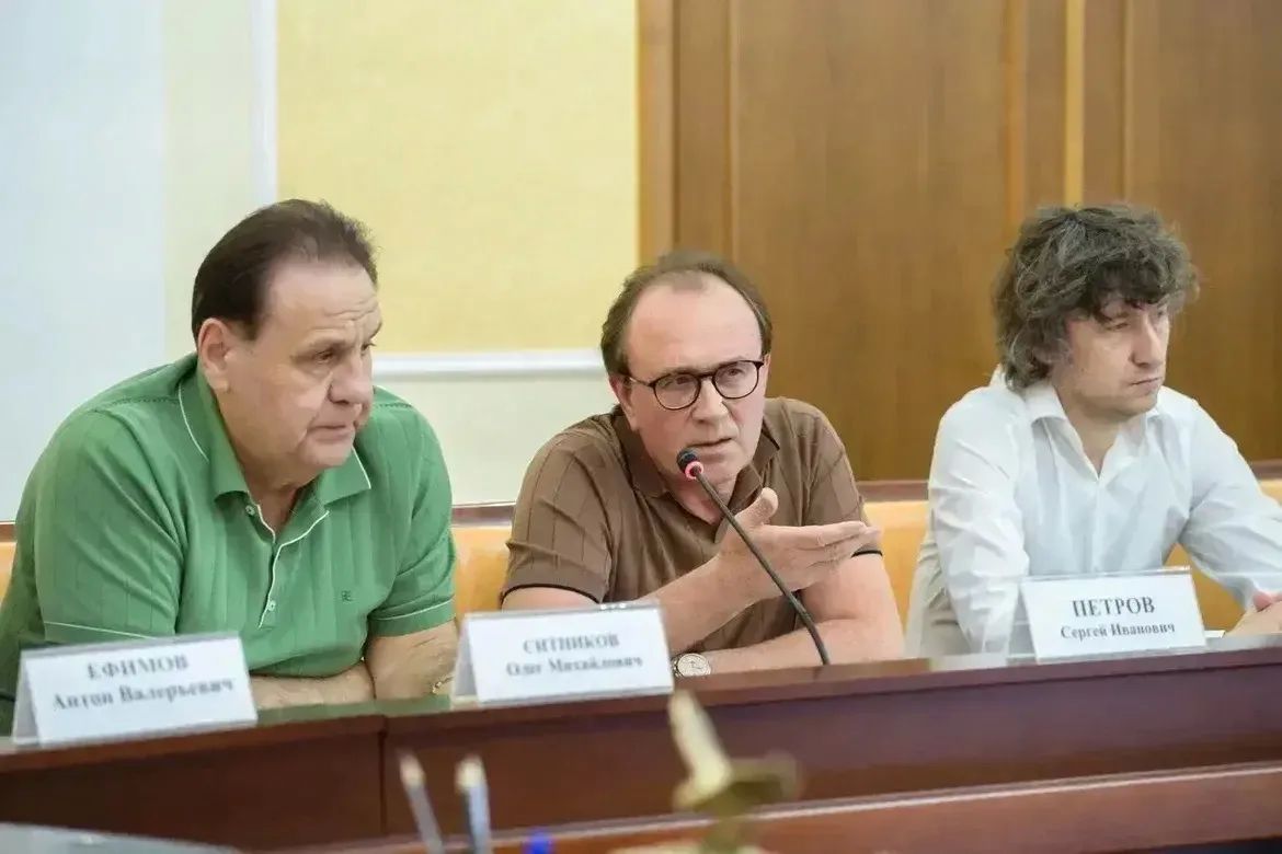 Также на заседании регионального архитектурно-градостроительного совета под председательством губернатора Евгения Солнцева эксперты вынесли вердикты по двум резонансным объектам высотного строительства Также на заседании регионального архитектурно-градостроительного совета под председательством губернатора Евгения Солнцева эксперты вынесли вердикты по двум резонансным объектам высотного строительства