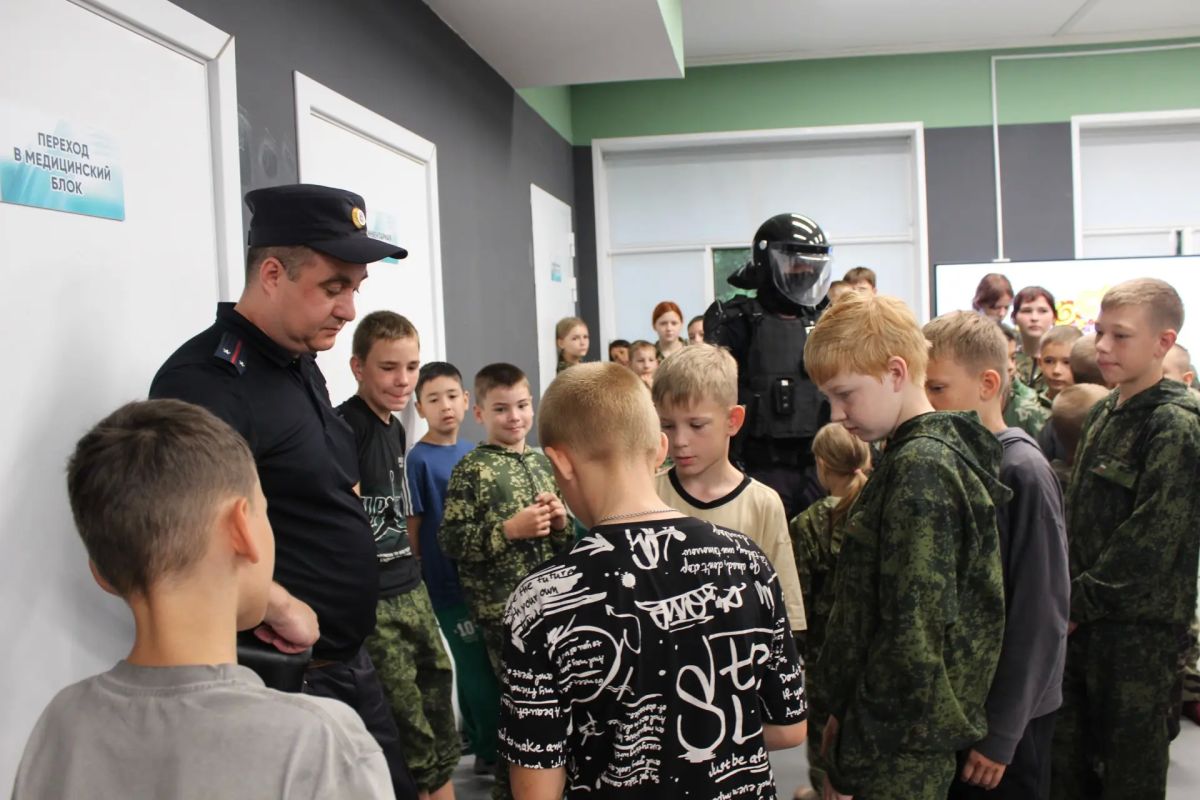 В Оренбурге сотрудники полиции при поддержке Общественного совета провели акцию «Зарядка со стражем порядка» В Оренбурге сотрудники полиции при поддержке Общественного совета провели акцию «Зарядка со стражем порядка»