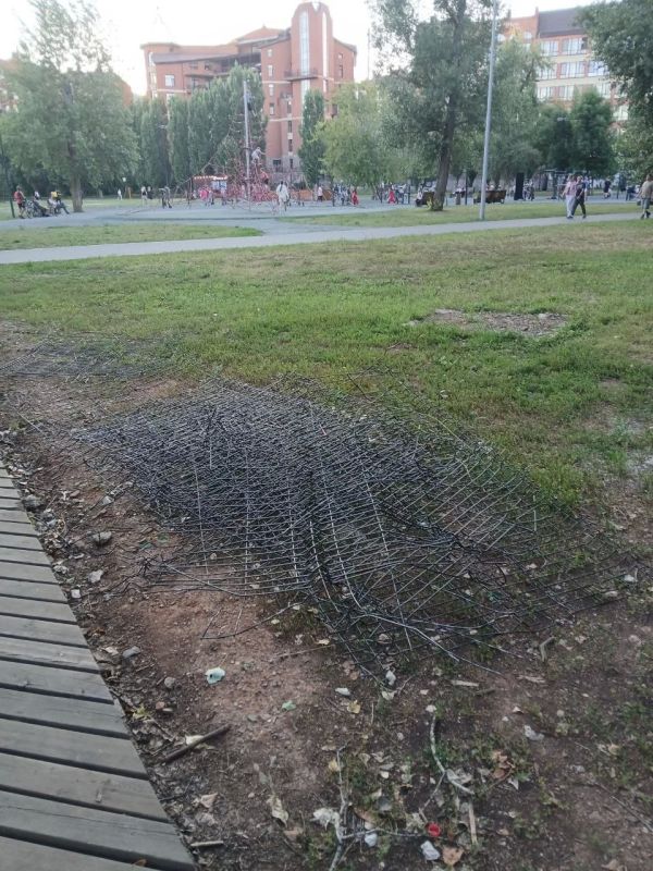 Опасную решетка на набережной в Оренбурге демонтировали только после того, как ребенок распорол об нее щеку Опасную решетка на набережной в Оренбурге демонтировали только после того, как ребенок распорол об нее щеку