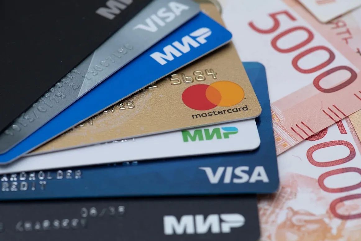 Школьник из Орска попал под суд за продажу банковских карт своих одноклассников