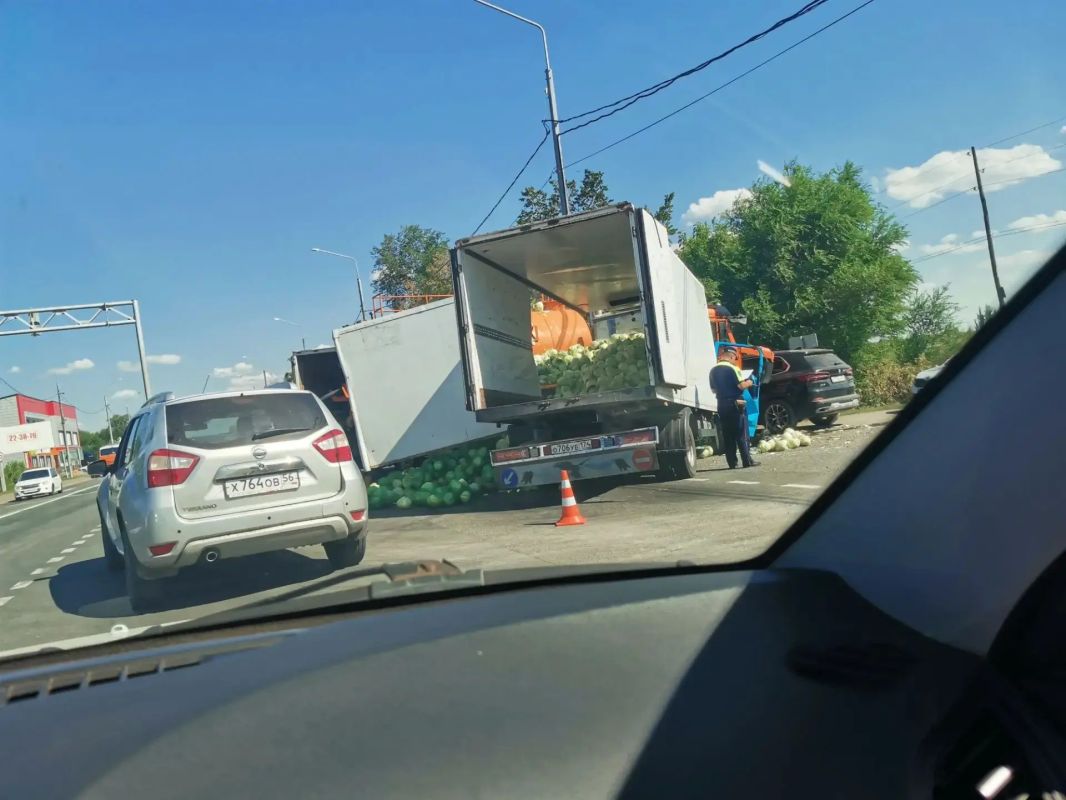 Беляевское шоссе в Оренбурге покрыто капустой после аварии с «Газелью» Беляевское шоссе в Оренбурге покрыто капустой после аварии с «Газелью»