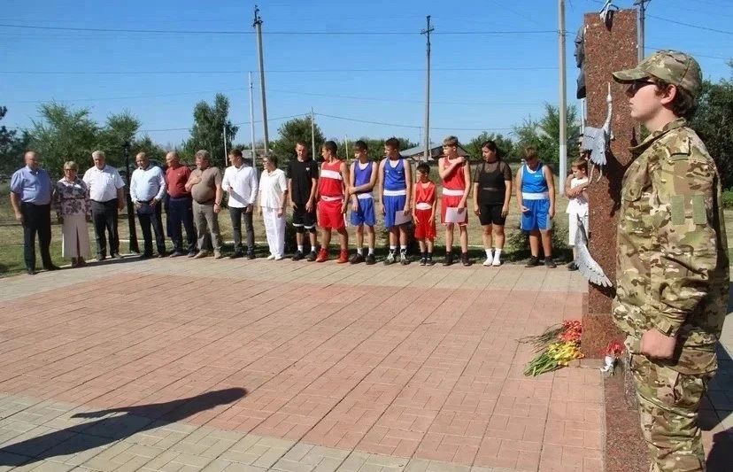 В поселке Красногвардеец Бузулукского района почтили память Героя России Антона Марченко В поселке Красногвардеец Бузулукского района почтили память Героя России Антона Марченко